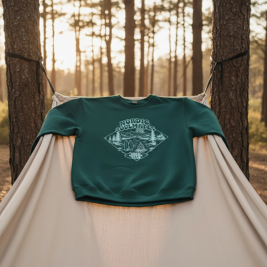 <img src="Cold-Water-Club-Sweatshirt-glaze-green-front-_1024px.webp" alt="Cold Water Club Sweatshirt in Glaze Green lässig in einer Hängematte drapiert: deutlicher Frontprint mit nordischer Landschaft in türkisfarbener Raute (Retro-Print), entspannte Outdoor-Atmosphäre, gefertigt aus 100% GOTS-zertifizierter Bio-Baumwolle">