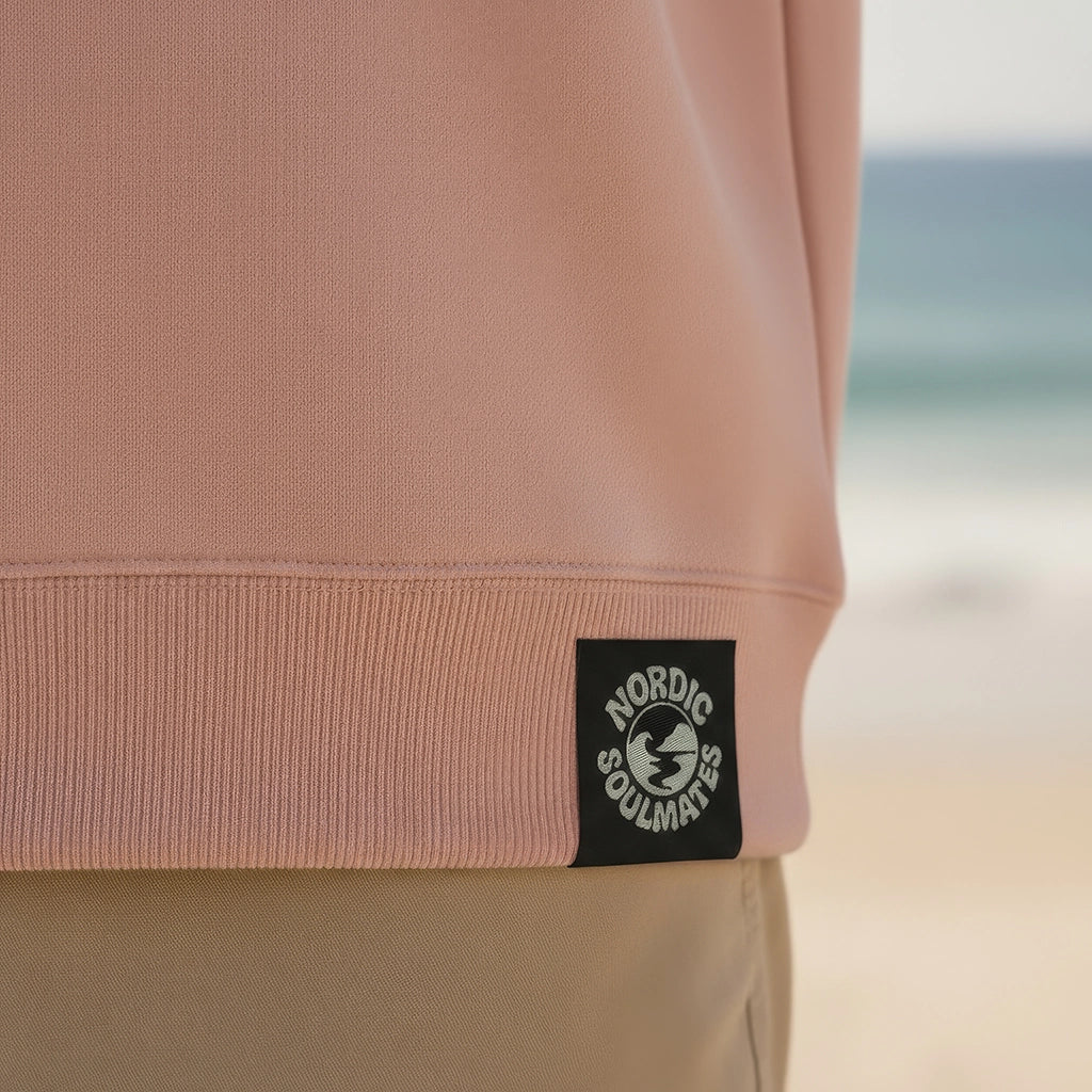 <img src="Hot-Coffee-Cold-Waves-Sweatshirt-cotton-pink-back-Detail-Webetikett_1024px.webp" alt="Detailaufnahme des Webetiketts am Saum des Hot Coffee Cold Waves Sweatshirts in Cotton Pink: GOTS-Zertifizierung, Markenlogo und Pflegehinweise in Nahansicht, Sweatshirt mit orangefarbenem Print, gefertigt aus 100% GOTS-zertifizierter Bio-Baumwolle">