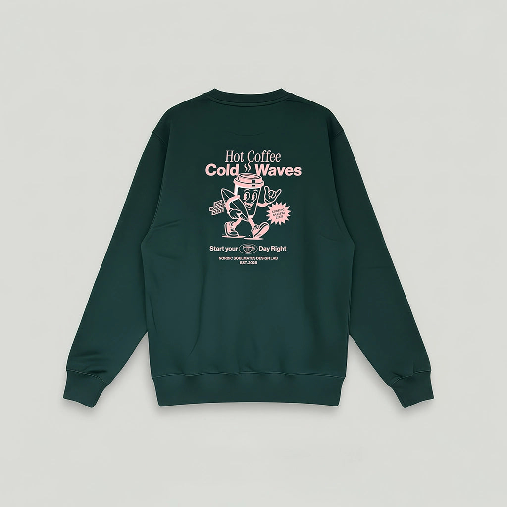 <img src="Hot-Coffee-Cold-Waves-Sweatshirt-glaze-green-back-Freisteller-1024px.webp" alt="Freisteller Rückseite des Sweatshirts, auf grauem Hintergrund. Großer Backprint Coffe to Go Cup Character trägt ein Surfboard unter dem Arm, Schriftzug Hot Coffee Cold Waves. Sweatshirt in Glaze Green. Studio Atmosphäre. Gefertigt aus 100% GOTS-zertifizierter Bio-Baumwolle">