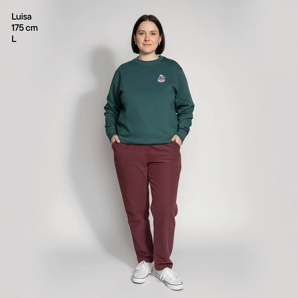 <img src="Hot-Coffee-Cold-Waves-Sweatshirt-glazed-green-Front-Luisa-175cm-Large-1024px.webp" alt="Modell Luisa (175 cm) präsentiert das Hot Coffee Cold Waves Sweatshirt in Glazed Green (Größe Large): Frontansicht mit kreisförmigem Print (maritime Motive), lässige Pose, gefertigt aus 100% GOTS-zertifizierter Bio-Baumwolle">