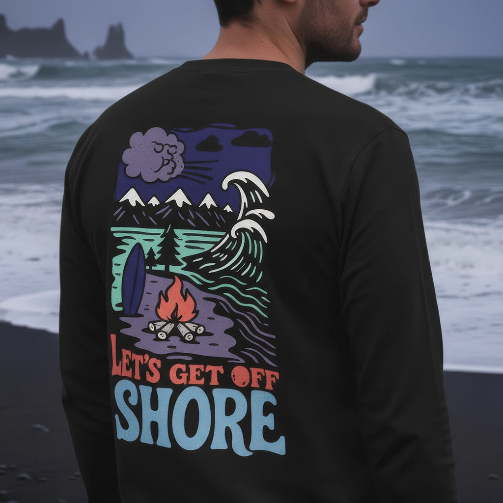 <img src="lets-get-offshore-longsleeve-black-close-up-meer-strand-rueckansicht.jpg" alt="Close-Up eines Mannes von hinten im 'Let’s Get Offshore' Longsleeve in Black: Blick auf das Meer an einem Strand mit schwarzem Wasser, großer Backprint mit nordischer Landschaft und Surfer-Symbolik, gefertigt aus 100% GOTS-zertifizierter Bio-Baumwolle">