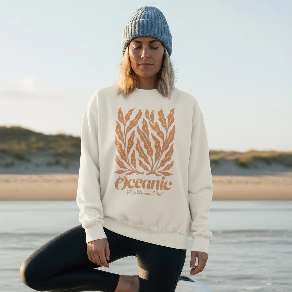 <img src="Oceanic-Club-Sweatshirt-offwhite-front-woman-sup-Yoga-meditation-close_1024px.webp" alt="Close-Up einer Frau in meditativer Haltung auf einem Stand-Up-Paddleboard, trägt das Oceanic Club Sweatshirt in Off-White mit Algen-Print in ausgeblichenem Orange, ruhige Konzentration und natürliche Wasseratmosphäre, gefertigt aus 100% GOTS-zertifizierter Bio-Baumwolle">