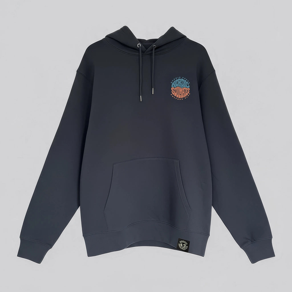 <img src="unity-circle-hoodie-freisteller.jpg" alt="Unisex Nordic Soulmates Unity Circle Hoodie in India Ink Grey, Freisteller mit kleinem Brustprint, Kapuze und Kängurutasche, gefertigt aus 100% GOTS-zertifizierter gekämmter, ringgesponnener Bio-Baumwolle">