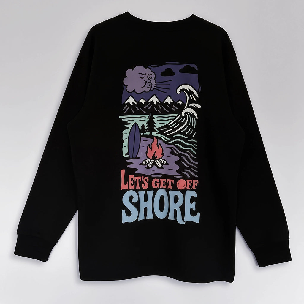 <img src="lets-get-offshore-longsleeve-black-backprint.jpg" alt="Unisex 'Let’s Get Offshore' Longsleeve in Black: Großer Backprint mit wilden Illustrationen einer nordischen Landschaft, Surfer-Symbolen wie Wellen, Surfboard und Windwolke, darunter rauer Schriftzug 'Let’s Get Offshore', gefertigt aus 100% GOTS-zertifizierter gekämmter, ringgesponnener Bio-Baumwolle, mit Doppelnaht-Steppstich an Ärmelbündchen und Saum">