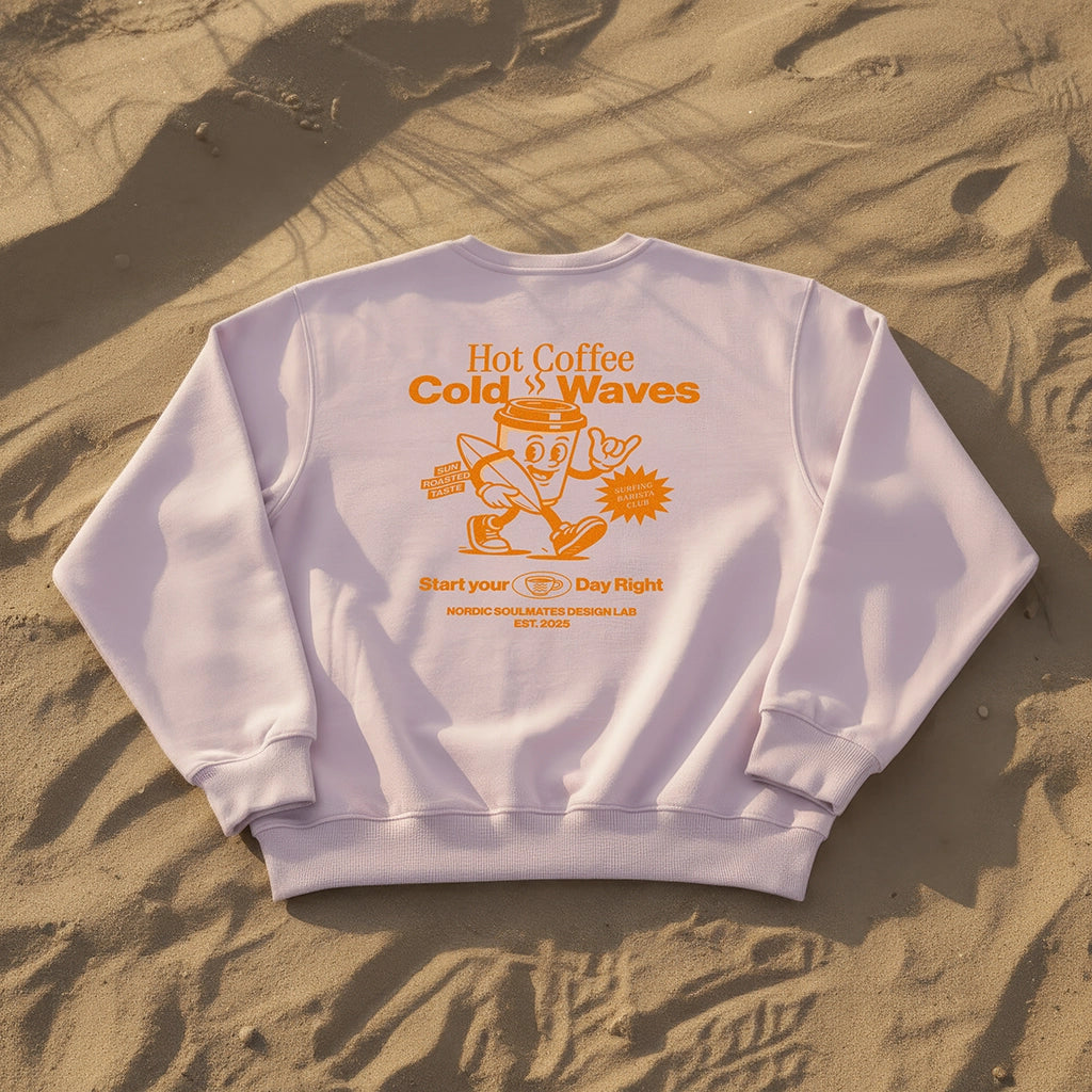 <img src="Hot-Coffee-Cold-Waves-Sweatshirt-cotton-pink-back-Leger-Sand_1024px.webp" alt="Hot Coffee Cold Waves Sweatshirt in Cotton Pink lässig im Sand ausgelegt: Rückansicht mit großem Backprint in Orange, maritimes Design, natürliche Strandtextur, gefertigt aus 100% GOTS-zertifizierter Bio-Baumwolle">