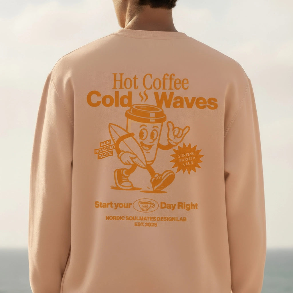 <img src="Hot-Coffee-Cold-Waves-Sweatshirt-fraiche-peche-back-Man-closeup_1024px.webp" alt="Close-Up eines Mannes in den Dünen an einem nordischen Strand, trägt das Hot Coffee Cold Waves Sweatshirt in Fraîche Pêche: Rückansicht mit großem orangefarbenem Backprint, maritimes Design, natürliche Küstenatmosphäre, gefertigt aus 100% GOTS-zertifizierter Bio-Baumwolle">