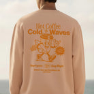 <img src="Hot-Coffee-Cold-Waves-Sweatshirt-fraiche-peche-back-Man-closeup_1024px.webp" alt="Close-Up eines Mannes in den Dünen an einem nordischen Strand, trägt das Hot Coffee Cold Waves Sweatshirt in Fraîche Pêche: Rückansicht mit großem orangefarbenem Backprint, maritimes Design, natürliche Küstenatmosphäre, gefertigt aus 100% GOTS-zertifizierter Bio-Baumwolle">