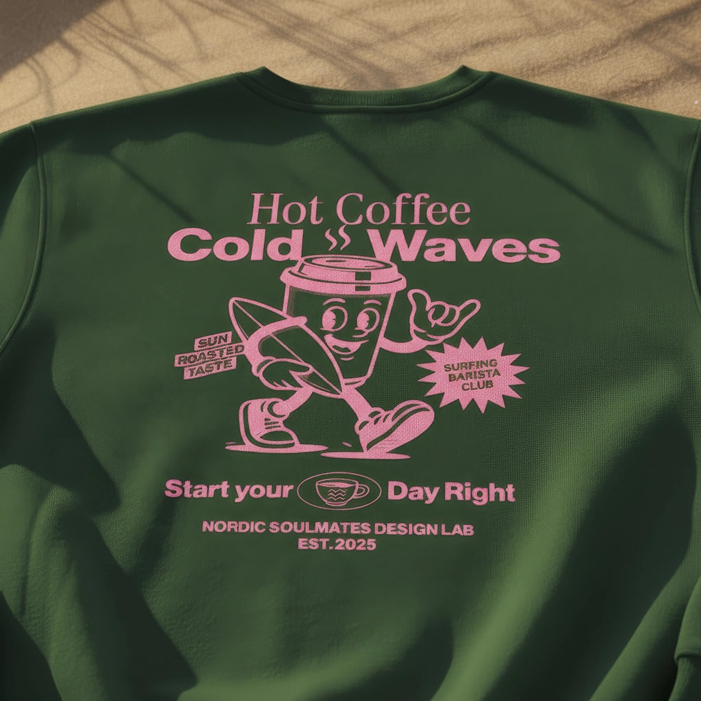 <img src="Hot-Coffee-Cold-Waves-Sweatshirt-glaze-green-back-leger_1024px.webp" alt="Close-Up des Hot Coffee Cold Waves Sweatshirts in Glaze Green im Sand: großer Backprint, lässig ausgelegt, feine Struktur der GOTS-zertifizierten Bio-Baumwolle, natürliche Strandtextur">
