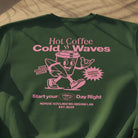 <img src="Hot-Coffee-Cold-Waves-Sweatshirt-glaze-green-back-leger_1024px.webp" alt="Close-Up des Hot Coffee Cold Waves Sweatshirts in Glaze Green im Sand: großer Backprint, lässig ausgelegt, feine Struktur der GOTS-zertifizierten Bio-Baumwolle, natürliche Strandtextur">
