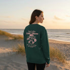 <img src="Hot-Coffee-Cold-Waves-Sweatshirt-glaze-green-back-woman-beach-horizon_1024px.webp" alt="Frau in den Dünen mit Blick zum Horizont, trägt das Hot Coffee Cold Waves Sweatshirt in Glaze Green: großer Backprint mit maritimen Motiven, natürliche Strandatmosphäre, gefertigt aus 100% GOTS-zertifizierter Bio-Baumwolle">