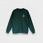 <img src="Hot-Coffee-Cold-Waves-Sweatshirt-glaze-green-front-Freisteller-1024px.webp" alt="Freisteller Voderseite des Sweatshirts, auf grauem Hintergrund. Kleiner Frontprint Coffe to Go Cup Character surft auf einer Welle. Passend zum großen Backprint mit Schriftzug Hot Coffee Cold Waves. Sweatshirt in Glaze Green. Studio Atmosphäre. Gefertigt aus 100% GOTS-zertifizierter Bio-Baumwolle">