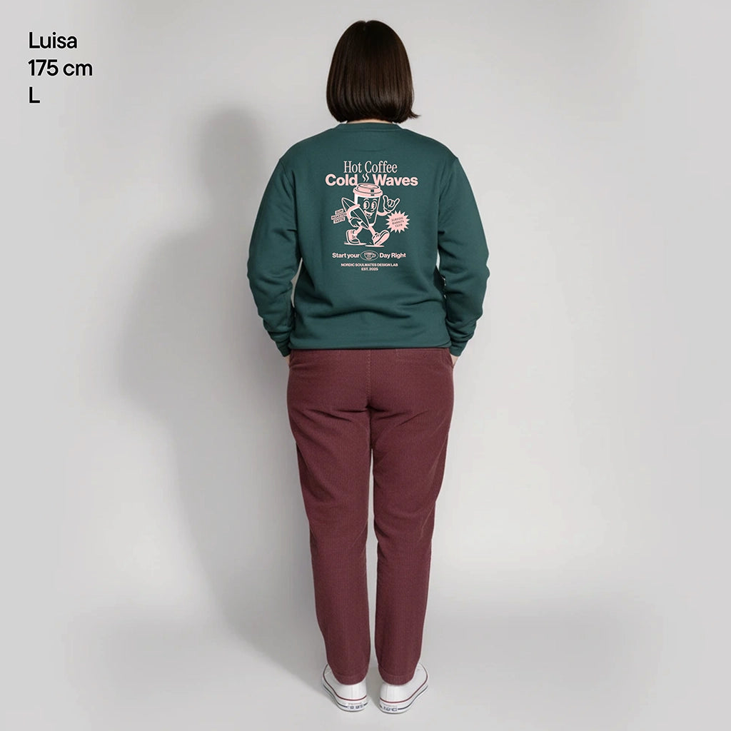 <img src="Hot-Coffee-Cold-Waves-Sweatshirt-glazed-green-Back-Luisa-175cm-Large-1024px.webp" alt="Modell Luisa (175 cm) in Rückansicht, trägt das Hot Coffee Cold Waves Sweatshirt in Glazed Green (Größe Large): Großer Backprint mit Coffee to go Character mit Schriftzug Hot Coffee Cold Waves, entspannte Haltung, gefertigt aus 100% GOTS-zertifizierter Bio-Baumwolle">
