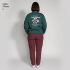 <img src="Hot-Coffee-Cold-Waves-Sweatshirt-glazed-green-Back-Luisa-175cm-Large-1024px.webp" alt="Modell Luisa (175 cm) in Rückansicht, trägt das Hot Coffee Cold Waves Sweatshirt in Glazed Green (Größe Large): Großer Backprint mit Coffee to go Character mit Schriftzug Hot Coffee Cold Waves, entspannte Haltung, gefertigt aus 100% GOTS-zertifizierter Bio-Baumwolle">
