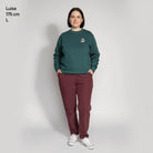 <img src="Hot-Coffee-Cold-Waves-Sweatshirt-glazed-green-Front-Luisa-175cm-Large-1024px.webp" alt="Modell Luisa (175 cm) präsentiert das Hot Coffee Cold Waves Sweatshirt in Glazed Green (Größe Large): Frontansicht mit kreisförmigem Print (maritime Motive), lässige Pose, gefertigt aus 100% GOTS-zertifizierter Bio-Baumwolle">