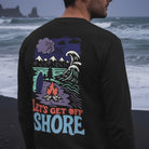<img src="lets-get-offshore-longsleeve-black-close-up-meer-strand-rueckansicht.jpg" alt="Close-Up eines Mannes von hinten im 'Let’s Get Offshore' Longsleeve in Black: Blick auf das Meer an einem Strand mit schwarzem Wasser, großer Backprint mit nordischer Landschaft und Surfer-Symbolik, gefertigt aus 100% GOTS-zertifizierter Bio-Baumwolle">