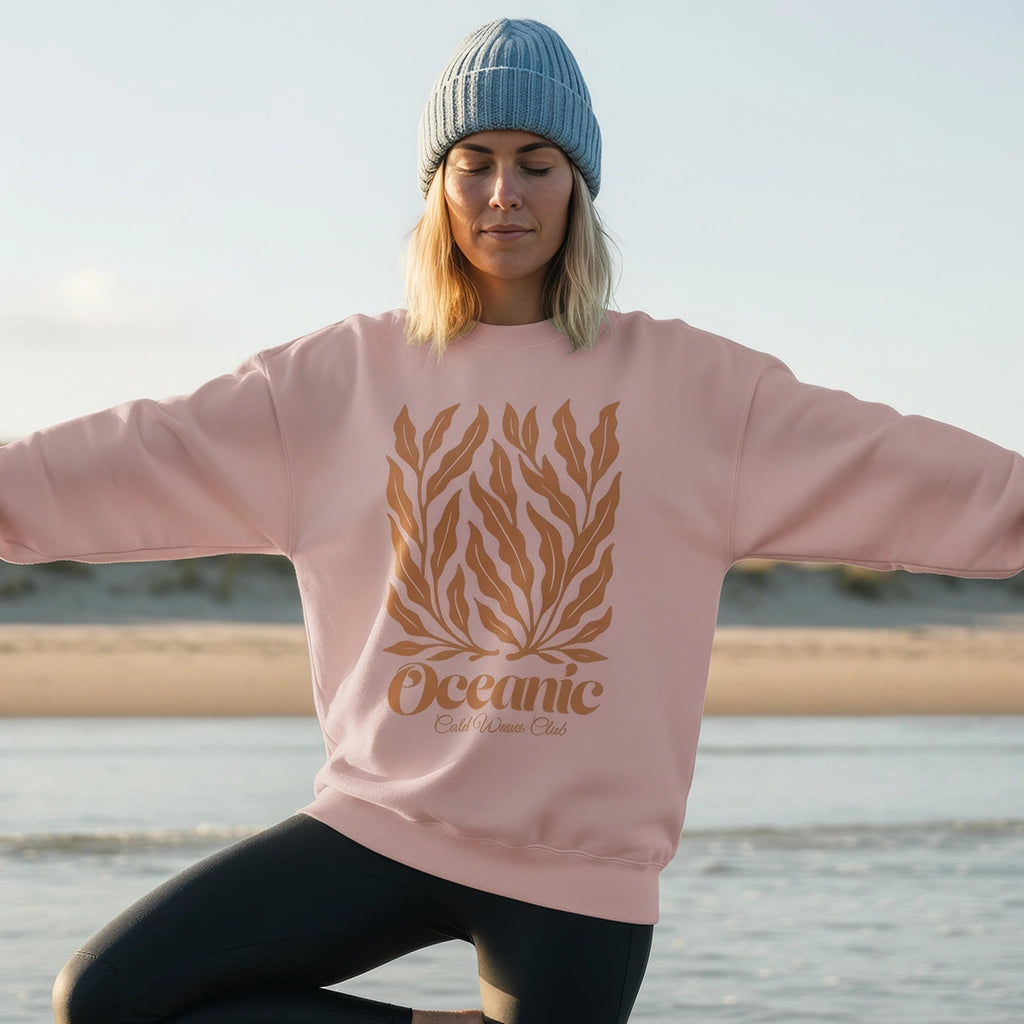 <img src="Oceanic-Club-Sweatshirt-cotton-pink-front-woman-sup-Yoga-meditation-tree-pose-close_1024px.webp" alt="Frau in meditativer Baumpose mit geschlossenen Augen auf einem Stand-Up-Paddleboard, trägt das Oceanic Club Sweatshirt in Cotton Pink mit Algen-Print in ausgeblichenem Orange, ruhige Wasseratmosphäre und konzentrierte Yoga-Haltung, gefertigt aus 100% GOTS-zertifizierter Bio-Baumwolle">
