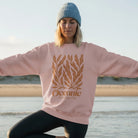 <img src="Oceanic-Club-Sweatshirt-cotton-pink-front-woman-sup-Yoga-meditation-tree-pose-close_1024px.webp" alt="Frau in meditativer Baumpose mit geschlossenen Augen auf einem Stand-Up-Paddleboard, trägt das Oceanic Club Sweatshirt in Cotton Pink mit Algen-Print in ausgeblichenem Orange, ruhige Wasseratmosphäre und konzentrierte Yoga-Haltung, gefertigt aus 100% GOTS-zertifizierter Bio-Baumwolle">
