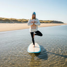 <img src="Oceanic-Club-Sweatshirt-offwhite-front-woman-sup-yoga-tree-pose_1024px.webp" alt="Frau in Oceanic Club Sweatshirt in Off-White mit großem Algen-Print in ausgeblichenem Orange auf der Front: Praktiziert SUP-Yoga in der Baumpose auf einem Stand-Up-Paddleboard, umgeben von ruhigem Wasser, gefertigt aus 100% GOTS-zertifizierter Bio-Baumwolle">