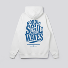 <img src="tide-chaser-hoodie-off-white-freisteller.jpg" alt="Unisex Tide-Chaser Hoodie in Off-White, Freisteller mit großem Backprint eines surferischen Wellen-Charakters und dynamischem 'Nordic Soul Waves'-Schriftzug, Kapuze und Kängurutasche, gefertigt aus 100% GOTS-zertifizierter gekämmter, ringgesponnener Bio-Baumwolle">