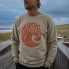 <img src="Tide-and-Time-Sweatshirt-stone-front-man-Beachclub-Cafe_1024px.webp" alt="Close-Up eines Mannes im Tide and Time Sweatshirt in Stone: kreisförmiger Frontprint mit stilisierter Welle und Schriftzug 'Nordic Soulmates', leichte Unschärfe der Dünen und des Strandcafés im Hintergrund, entspannte Küstenatmosphäre, gefertigt aus 100% GOTS-zertifizierter Bio-Baumwolle">