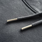 <img src="Unity-Circle-Hoodie-India-Ink-Grey-Detail-Textur-Kordel-Naht_1024px.webp" alt="Detailaufnahme eines india ink grey Hoodies: feine Struktur der gekämmten, ringgesponnenen Bio-Baumwolle, präzise Doppelnaht-Steppstiche an Ärmelbündchen und Saum, hochwertige Kordeln mit Metallenden, gefertigt aus 100% GOTS-zertifizierter Bio-Baumwolle">
