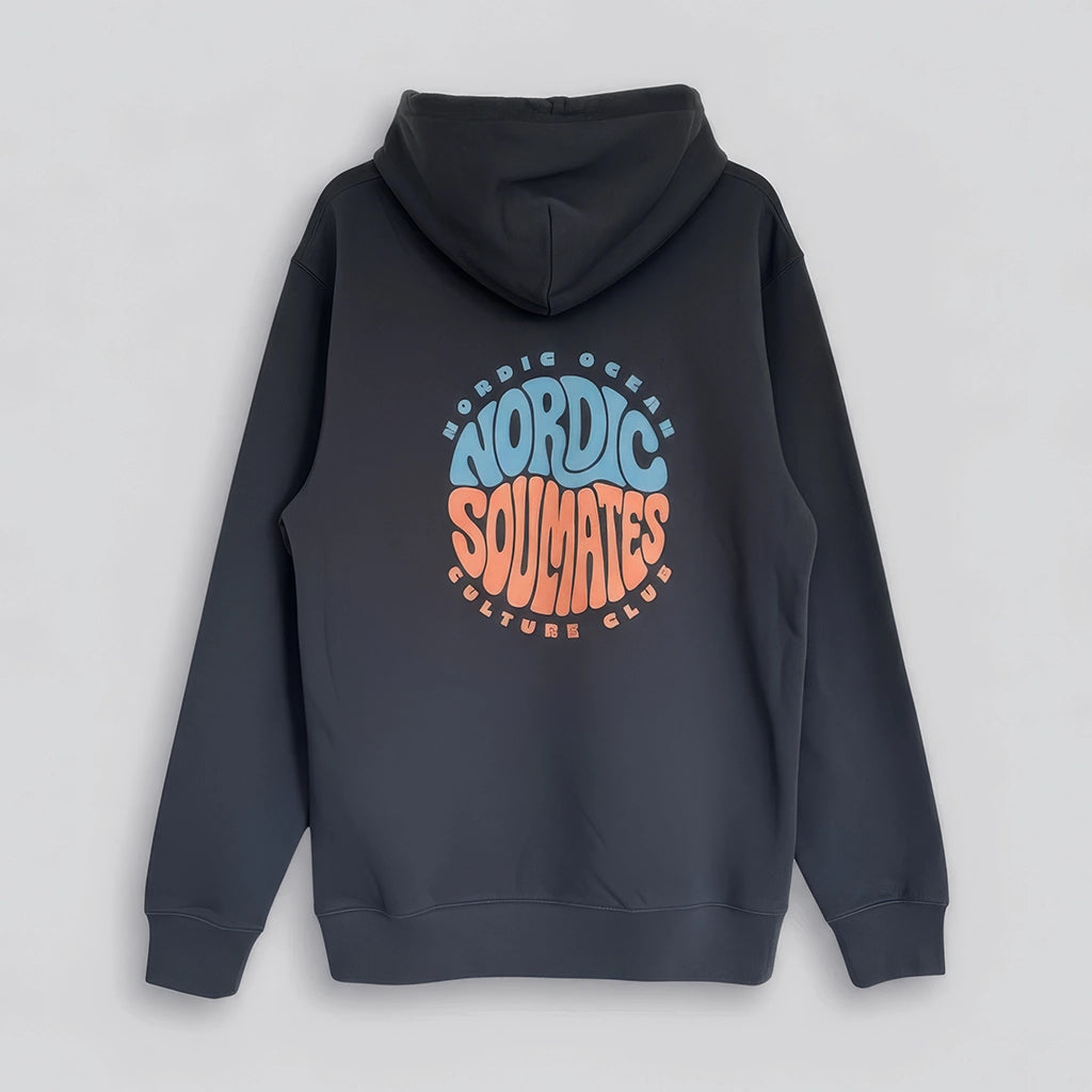 <img src="unity-circle-hoodie-rueckansicht-freisteller.jpg" alt="Unisex Nordic Soulmates Unity Circle Hoodie in India Ink Grey, Freisteller mit großem Backprint, Kapuze und Kängurutasche, gefertigt aus 100% GOTS-zertifizierter gekämmter, ringgesponnener Bio-Baumwolle">