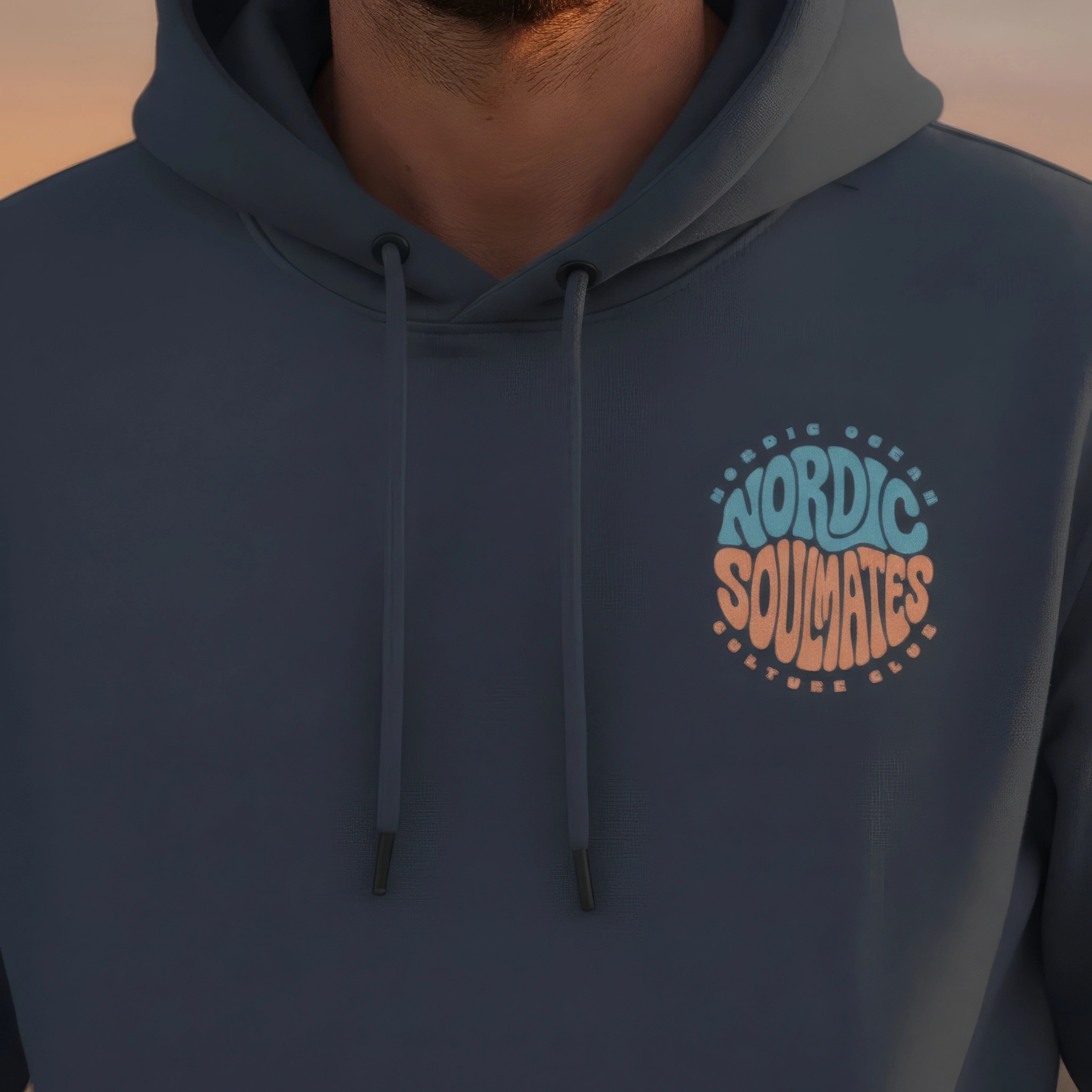 <img src="unity-circle-hoodie-detail-brustprint.jpg" alt="Detailaufnahme des Unisex Nordic Soulmates Unity Circle Hoodie in India Ink Grey: Nahansicht des minimalistischen Brustprints auf weicher, 100% GOTS-zertifizierter Bio-Baumwolle, getragen von einem Mann in natürlicher Pose">