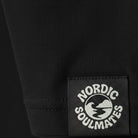 <img src="lets-get-offshore-longsleeve-black-webetikett-saum-detail.png" alt="Detailaufnahme des schwarzen Webetiketts am Saum des 'Let’s Get Offshore' Longsleeves: GOTS-Zertifizierung, Markenlogo, Pflegehinweise und Materialangabe (100% gekämmte, ringgesponnene Bio-Baumwolle) in Nahansicht">