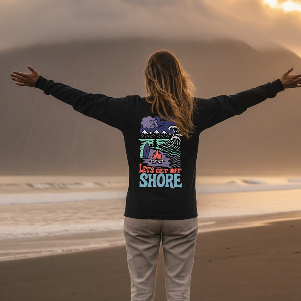 <img src="lets-get-offshore-longsleeve-black-woman-back-freedom_Original_1024px.webp" alt="Frau in 'Let’s Get Offshore' Longsleeve in Black: Rückansicht mit ausgebreiteten Armen, großer Backprint mit nordischer Landschaft und Surfer-Symbolik, schwarzer Sandstrand und Vulkan im Hintergrund, gefertigt aus 100% GOTS-zertifizierter Bio-Baumwolle">