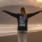 <img src="lets-get-offshore-longsleeve-black-woman-back-freedom_Original_1024px.webp" alt="Frau in 'Let’s Get Offshore' Longsleeve in Black: Rückansicht mit ausgebreiteten Armen, großer Backprint mit nordischer Landschaft und Surfer-Symbolik, schwarzer Sandstrand und Vulkan im Hintergrund, gefertigt aus 100% GOTS-zertifizierter Bio-Baumwolle">