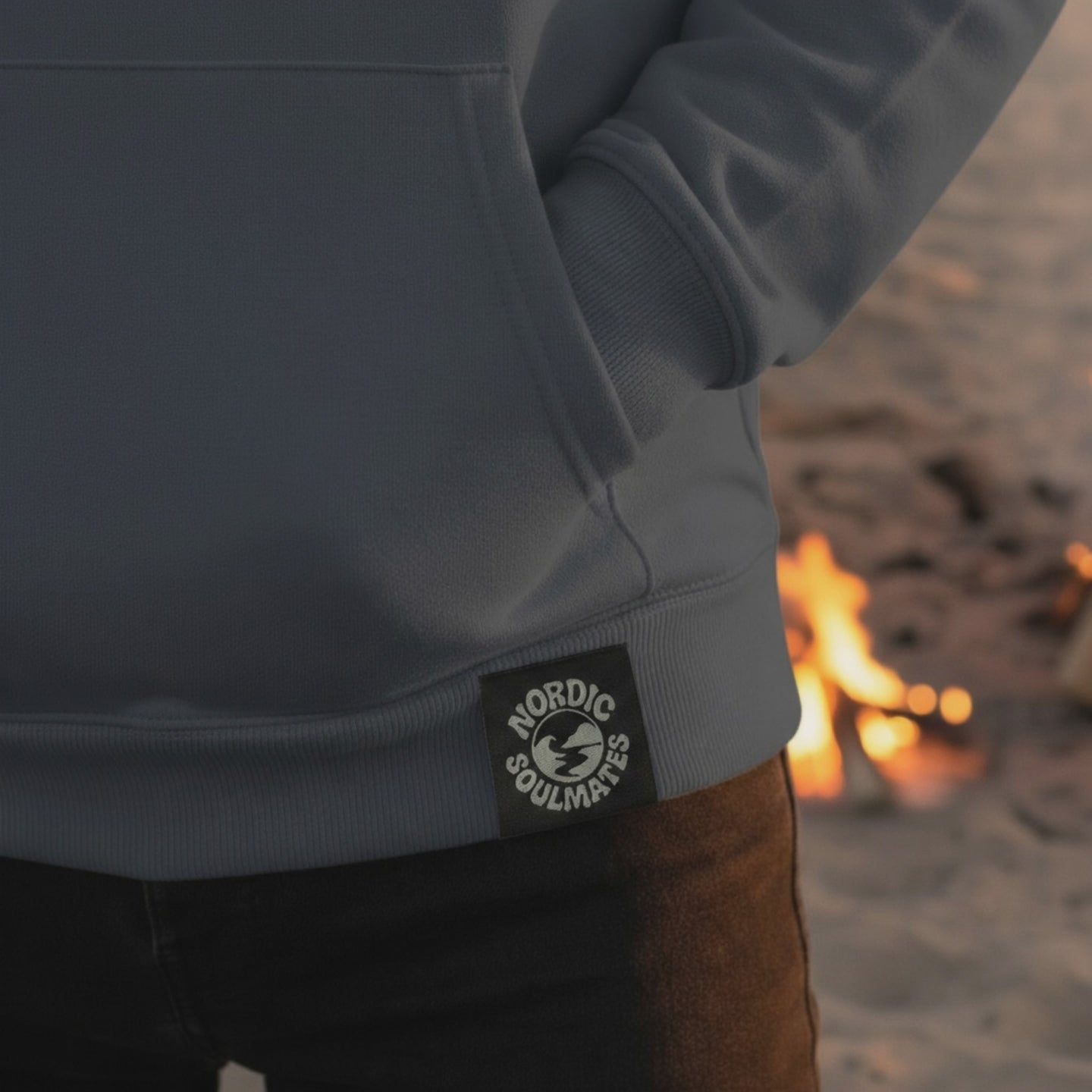 <video src="unity-circle-hoodie-webetikett-detail.mp4" title="Detailaufnahme des Webetiketts am Saum des Unisex Nordic Soulmates Unity Circle Hoodie in India Ink Grey: GOTS-zertifizierte Bio-Baumwolle und Markenlogo im Nahfokus, gefertigt aus 100% gekämmter, ringgesponnener Bio-Baumwolle"></video>