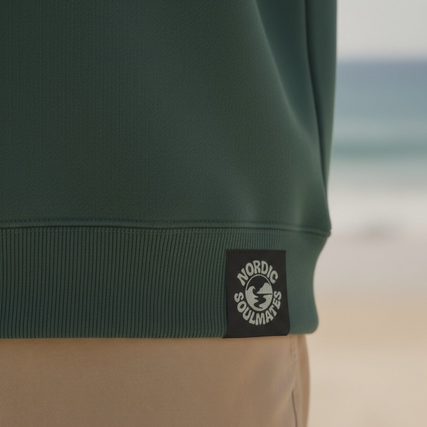 <video src="Hot-Coffee-Cold-Waves-Sweatshirt-glaze-green-back-Detail-Webetikett_Original.mp4"
       title="Detailaufnahme des Webetiketts am Hot Coffee Cold Waves Sweatshirt in Glaze Green: Kamerafahrt zeigt GOTS-Zertifizierung, Markenlogo und Pflegehinweise in Nahansicht, gefertigt aus 100% GOTS-zertifizierter Bio-Baumwolle"></video>