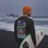 <video src="lets-get-offshore-longsleeve-black-back-man-surfboard-water.mp4" title="Mann im 'Let’s Get Offshore' Longsleeve in Black trägt ein Surfboard unter dem Arm und geht aufs Wasser zu: Rückansicht mit großem Backprint, nordischer Landschaft und Surfer-Symbolik, dramatische Küstenatmosphäre, gefertigt aus 100% GOTS-zertifizierter Bio-Baumwolle"></video>