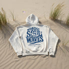 <img src="tide-chaser-hoodie-off-white-sand-duenen-landscape.jpg" alt="Tide-Chaser Hoodie in Off-White liegt im Sand einer Dünenlandschaft: Rückansicht mit großem Backprint eines surferischen Wellen-Charakters und dynamischem 'Nordic Soul Waves'-Schriftzug, umrahmt von natürlicher Küstenatmosphäre, gefertigt aus 100% GOTS-zertifizierter Bio-Baumwolle">